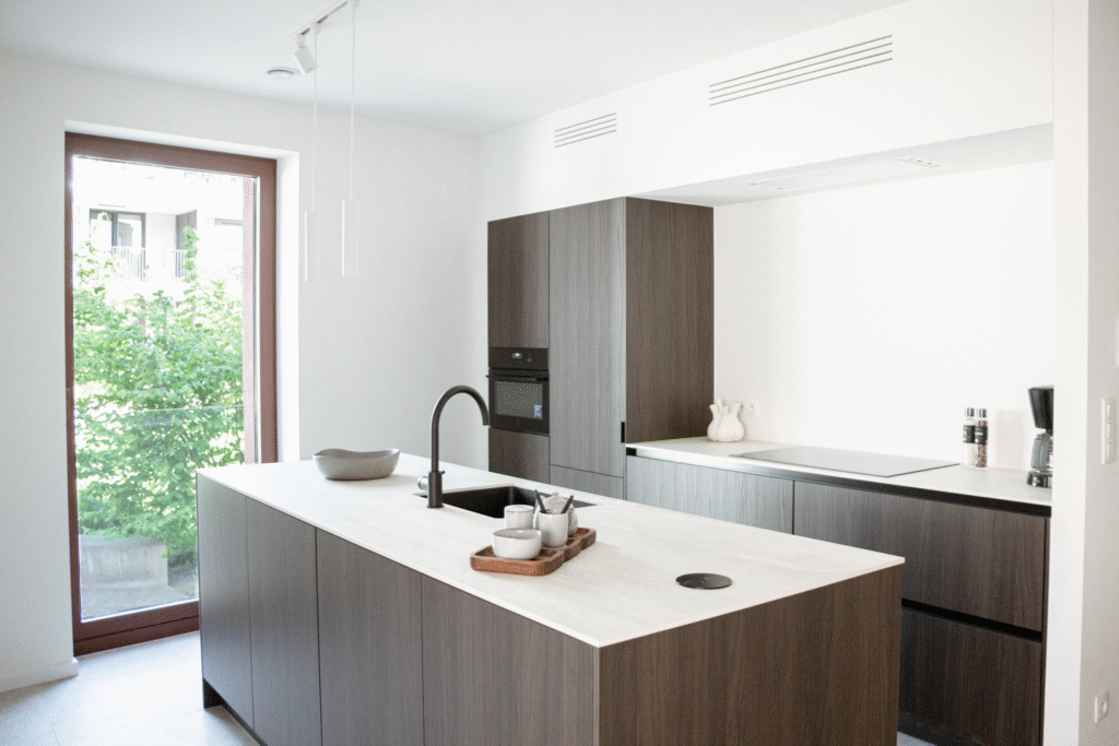 Moderne keuken met strak schilderwerk en egaal afgewerkte muren
