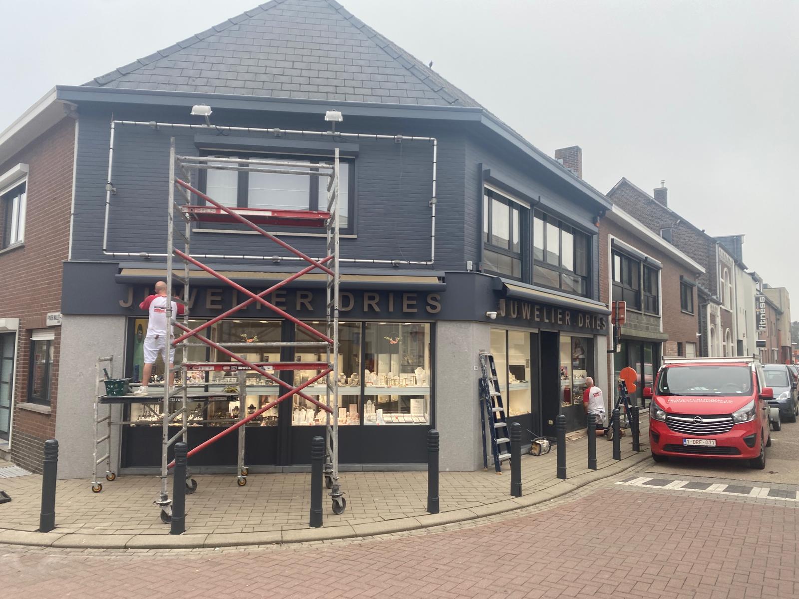 Schilderwerken aan gevel van Juwelier Dries in Hechtel-Eksel.