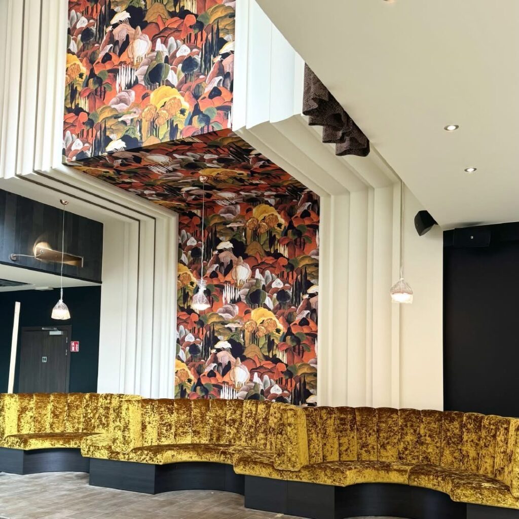 Interieur met professioneel aangebracht designbehang als eyecatcher aan wand en plafond.