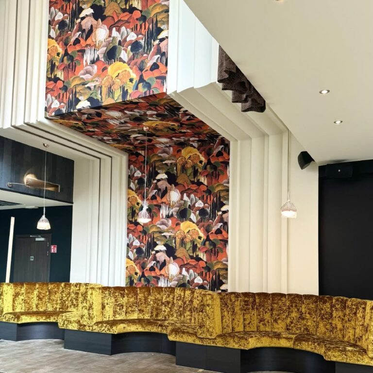 Interieur met professioneel aangebracht designbehang als eyecatcher aan wand en plafond.