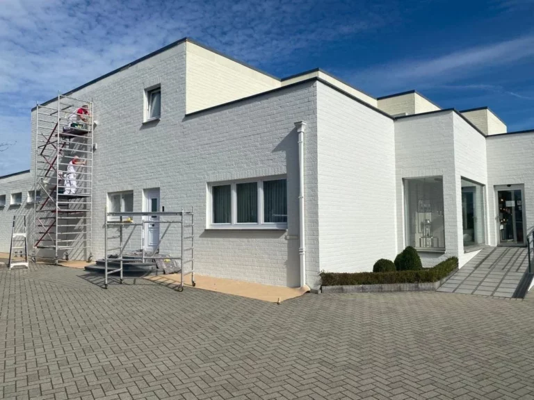 Bij Elgro in Lommel zorgde Franco Cruysberghs Schilderwerken voor de buitenschilderwerken